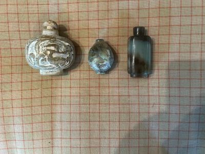 trois petits vases posés les uns à côté des autres sur une table