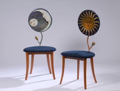two chairs that are sitting next to each other