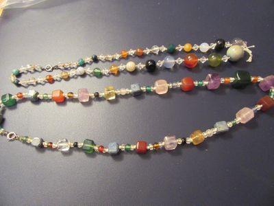 316.58 - DEUX COLLIERS EN PIERRE DURE (un à réparer) .