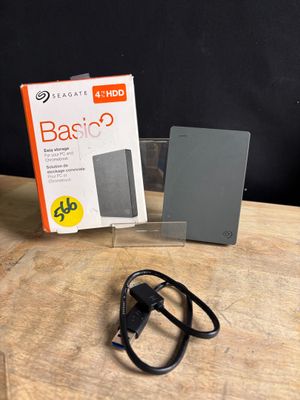 une photo montrant une boîte et un chargeur posés sur une table