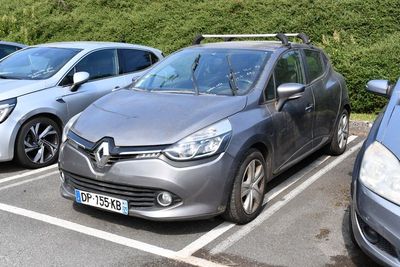 trois voitures garées l'une à côté de l'autre dans un parking