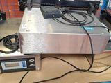 une machine posée sur une boîte