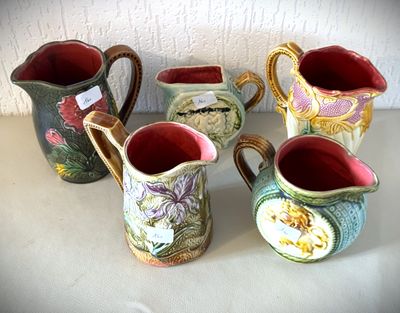 cinq vases posés sur une table