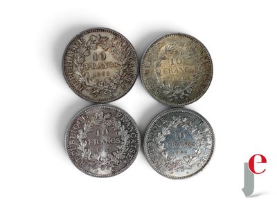 quatre types de pièces différents sont présentés sur une surface blanche