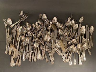 beaucoup de cuillères et de fourchettes en argent sur la table