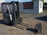 un chariot élévateur garé devant un bâtiment