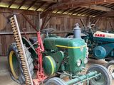 deux vieux tracteurs dans une grange, avec une échelle
