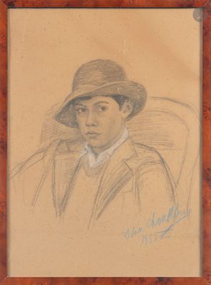 portrait d'un jeune homme coiffé d'un chapeau, assis sur une chaise