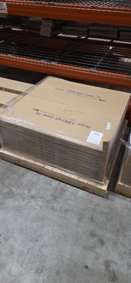 Les cartons sont empilés sur une palette dans un entrepôt