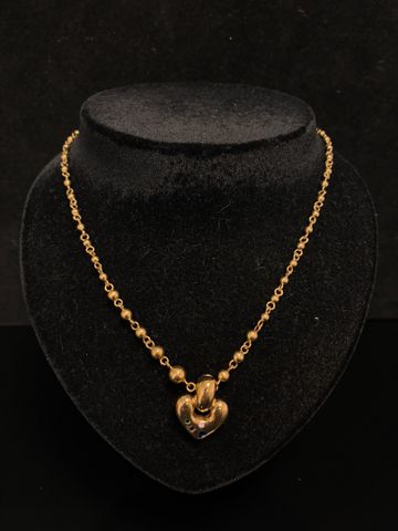 Collier et pendentif cœur en or à décor de quatre infimes pierre....
