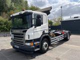 un camion blanc garé dans un parking