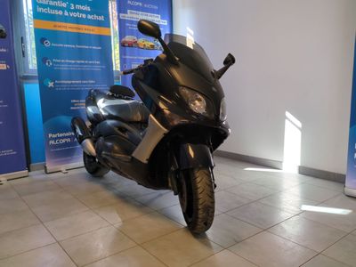 un motocycle garé à l'intérieur d'un bâtiment