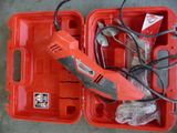 une boîte rouge contenant une perceuse à fil et un outil