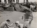 photo en noir et blanc d'un couple jouant dans l'eau
