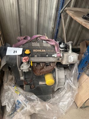 une photo d'un petit moteur dans un entrepôt