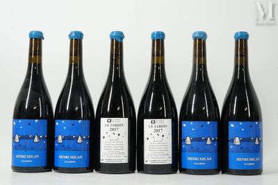 six bouteilles de vin sont alignées sur une table