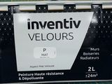 une boîte de velours « Inventitive » posée sur un tapis de découpe
