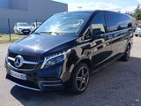 Le monospace Mercedes Classe V est garé sur un parking