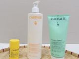 un flacon de lotion et un tube de lotion posés sur un plateau