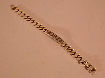 un bracelet en argent orné d'une barre, posé sur une table