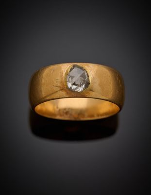 gros plan d'une bague en or avec un diamant blanc