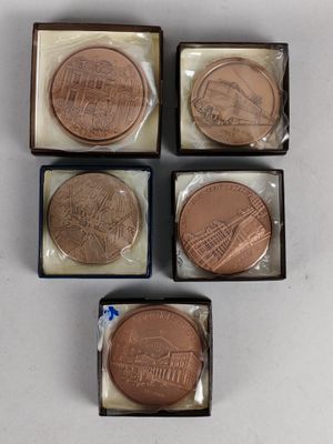 quatre sortes différentes de pièces en chocolat dans une boîte posée sur une table