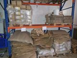 une grande quantité de cartons sur une étagère dans un entrepôt