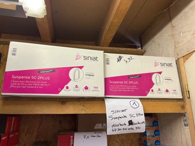 Deux boîtes contenant de petits appareils électroniques sont posées sur une étagère dans une pièce.