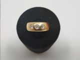 une image représentant une bague en or ornée de trois diamants