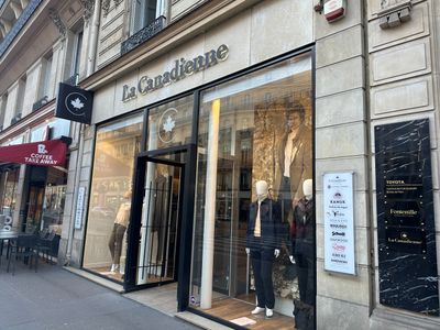 deux mannequins dans la vitrine d'un magasin de vêtements