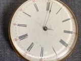 une montre de poche munie d'une chaîne