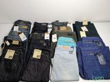 Plusieurs paires de jeans pour homme sont alignées sur une table