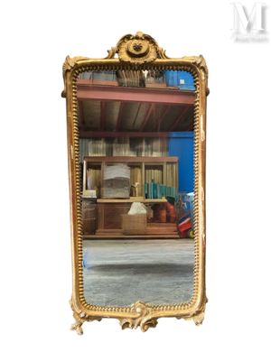 un miroir posé par terre devant une étagère