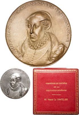 un gros plan sur une médaille et un livre sur fond blanc