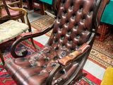 un fauteuil en cuir qui se trouve dans une pièce