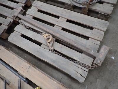 un tas de palettes en bois posées par terre