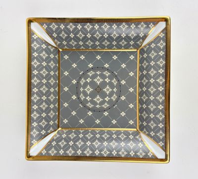 un gros plan d'une assiette carrée décorée d'un motif