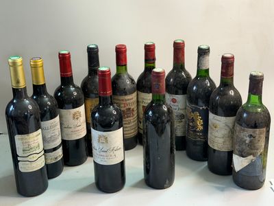 les nombreuses bouteilles de vin alignées sur la table