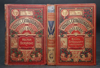 Deux vieux livres sont posés côte à côte sur un fond noir