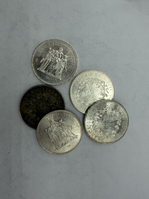 quatre types de pièces différents sont présentés sur une surface blanche
