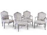 quatre chaises et une table dans une pièce sur fond blanc
