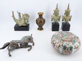 de nombreuses œuvres d'art variées exposées sur une surface blanche