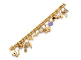 un bracelet en or orné de breloques et de pendentifs