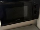 un micro-ondes posé sur un comptoir