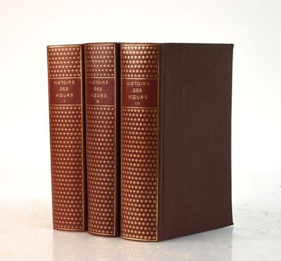 deux livres marron posés l'un sur l'autre sur une table