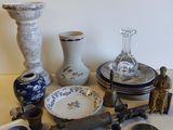 une table sur laquelle se trouvent de nombreux objets différents