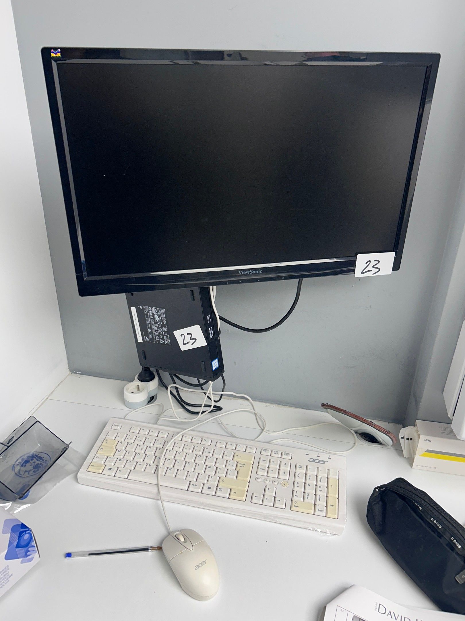 - 1 écran mural ViewSonic + support + clavier