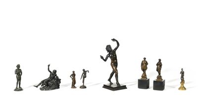 une image représentant un ensemble de figurines en bronze représentant des hommes et des femmes