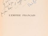 un vieux livre couvert de gribouillis