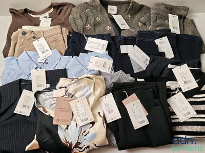 de nombreux types de vêtements exposés sur une table